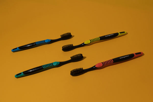 Cepillo dental en plástico Nano con cerda mediana (caja)